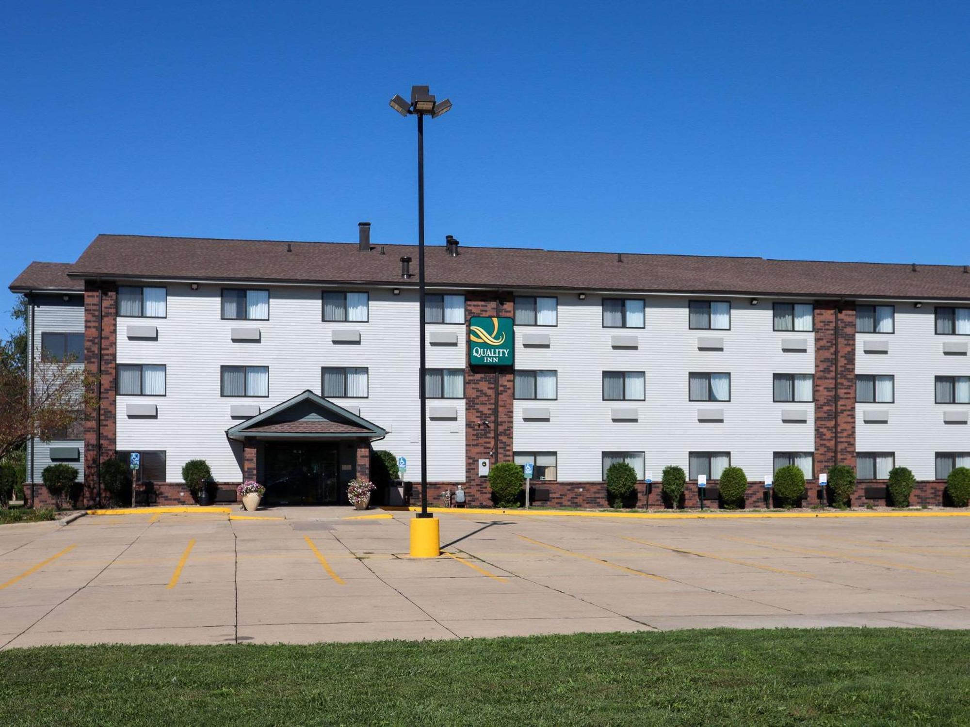 4 Budget Hotels Near US Cellular Coliseum Worth Booking