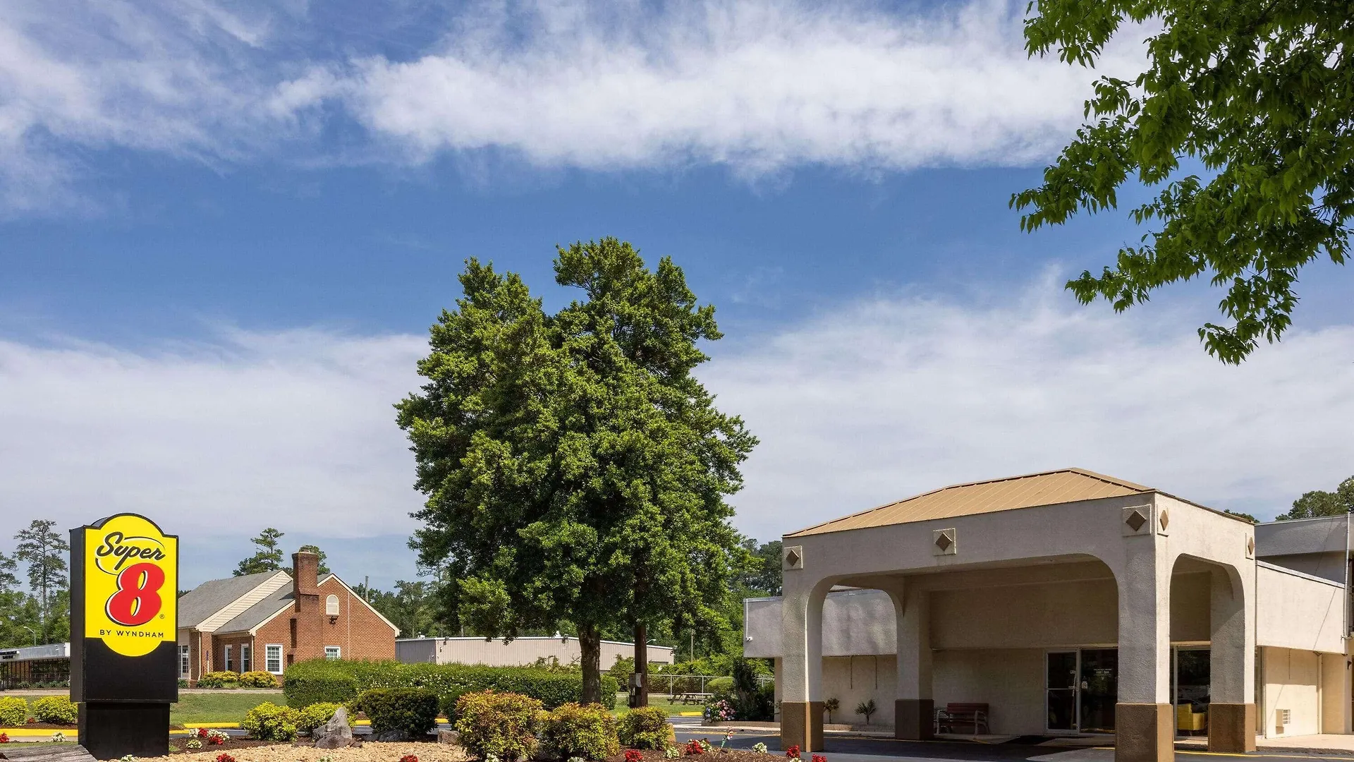 Staying Near Liberty Theater: 6 Budget Hotels Compared