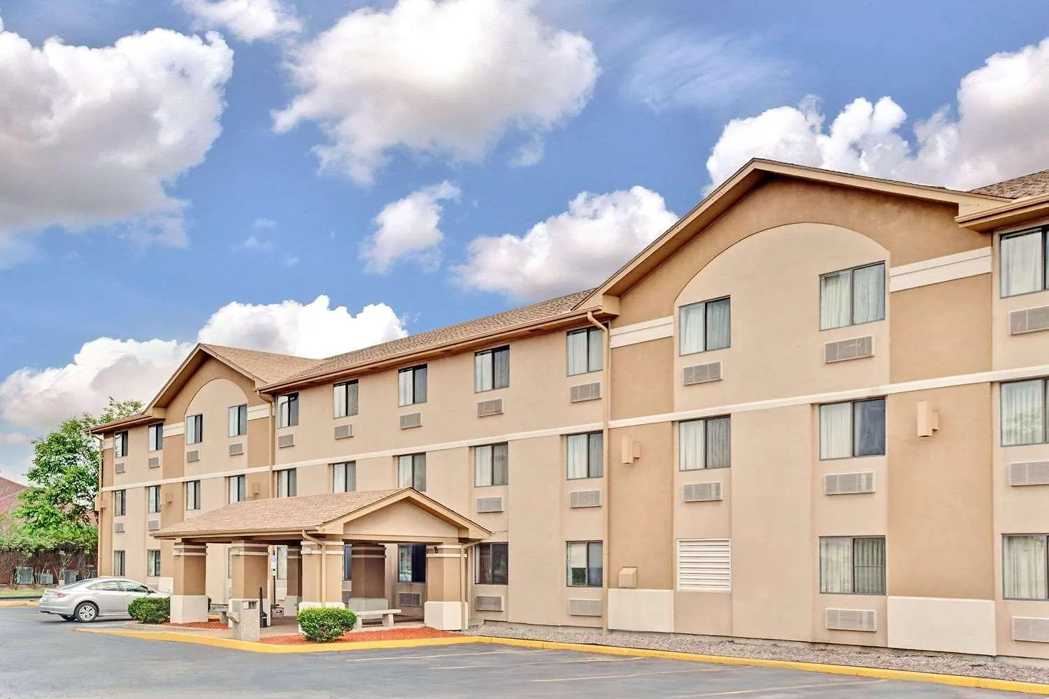 Where to Stay Near Dunne Golf Course: 4 Budget Hotels