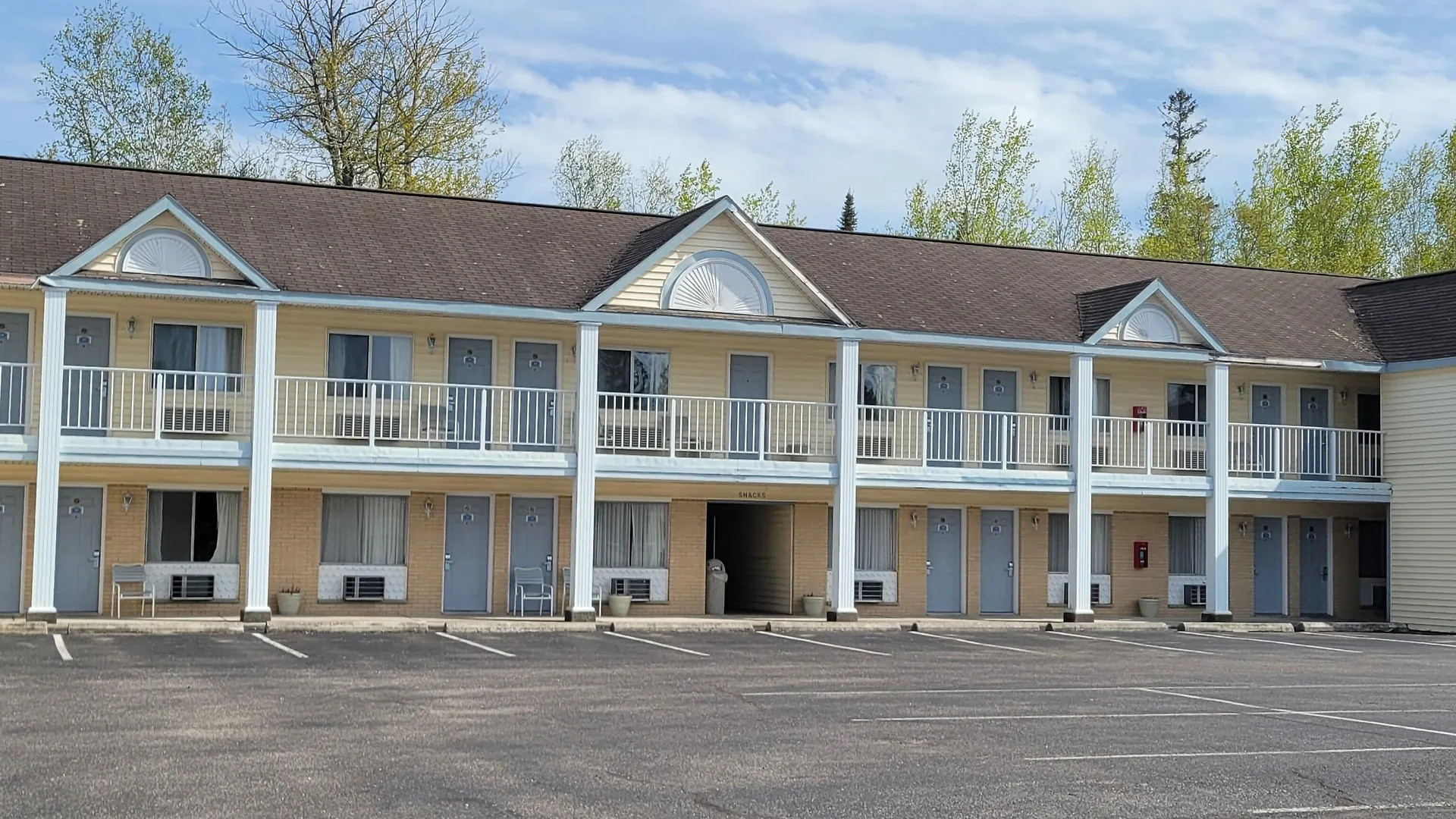 Staying Near Mackinac Bridge: 4 Couple Hotels Compared
