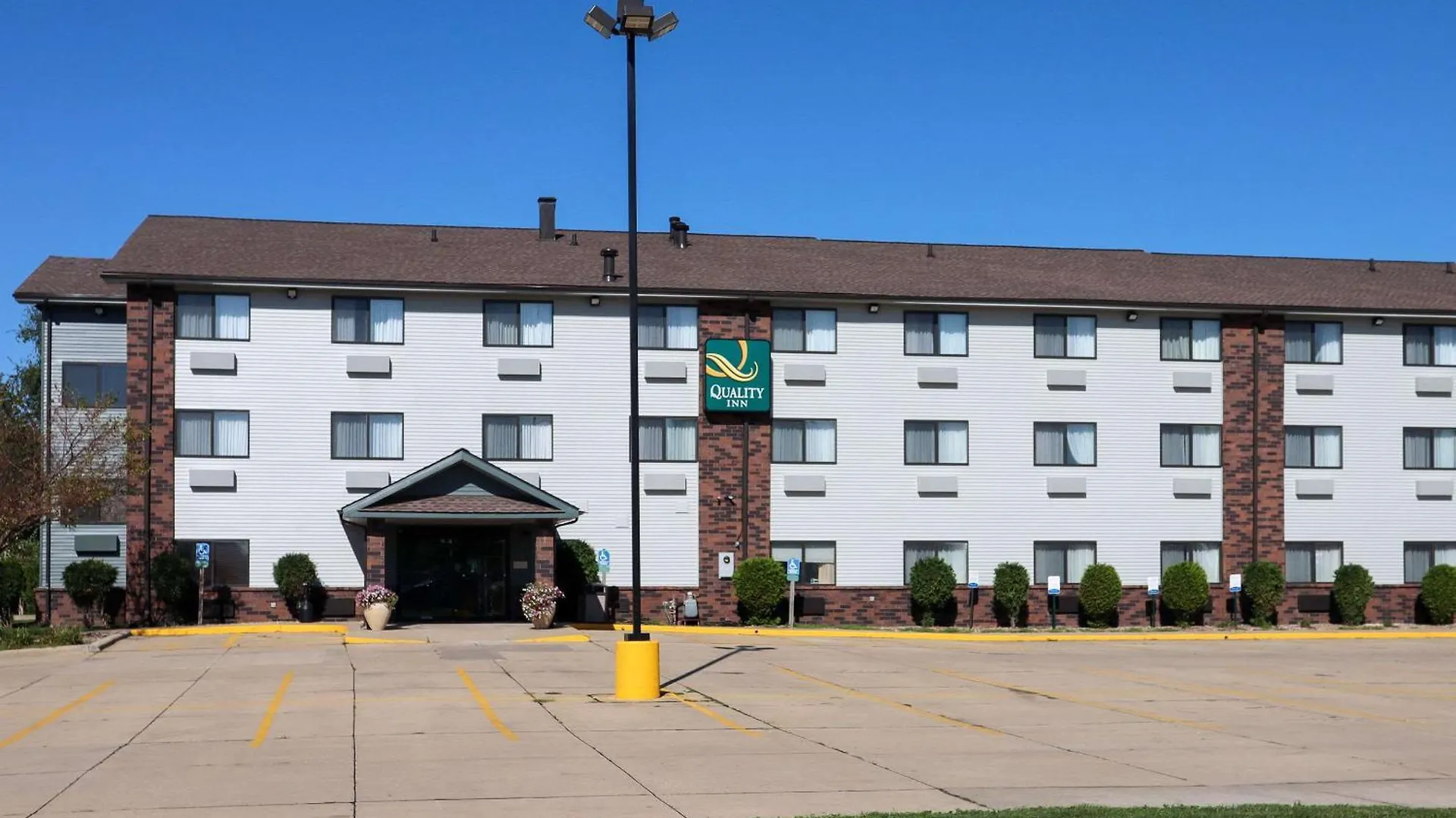 4 Budget Hotels Near US Cellular Coliseum Worth Booking